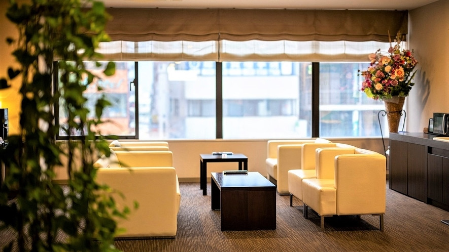 お気に入りのマグカップに淹れたてのコーヒーを入れてひと休みしているイメージ