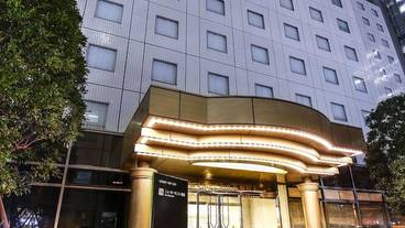 施設の正面 (日没後) / 1