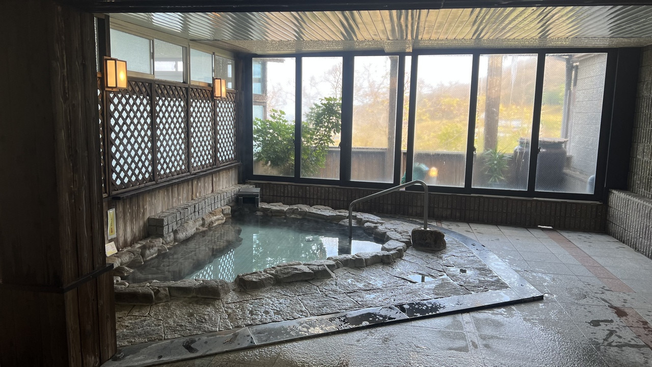 岩風呂。この隣の浴室も利用できます。