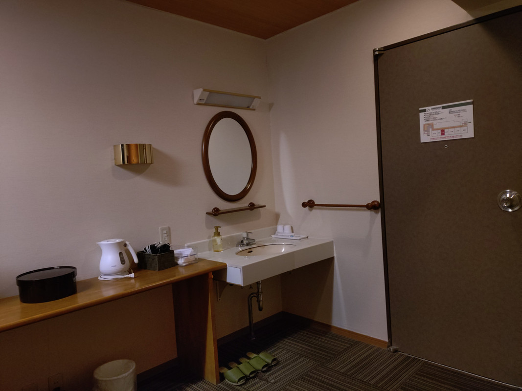 温泉なので、部屋にお風呂はありませんが洗面台があります