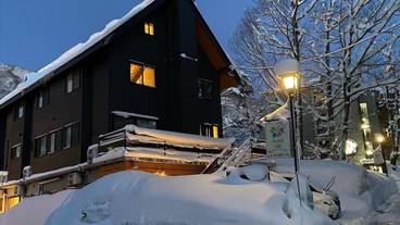 施設の正面 (日没後) / 1