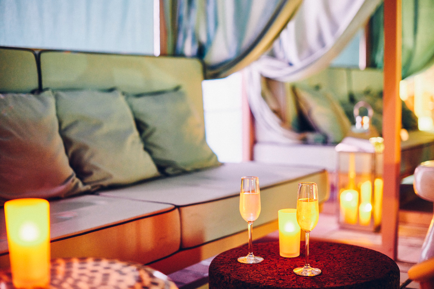 疲れが水と光に溶けていく…大人の「屋上温泉スパ」1983757