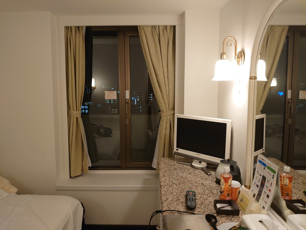 ライトとカーテンがそこはかとなくファンシー。TVも白枠。