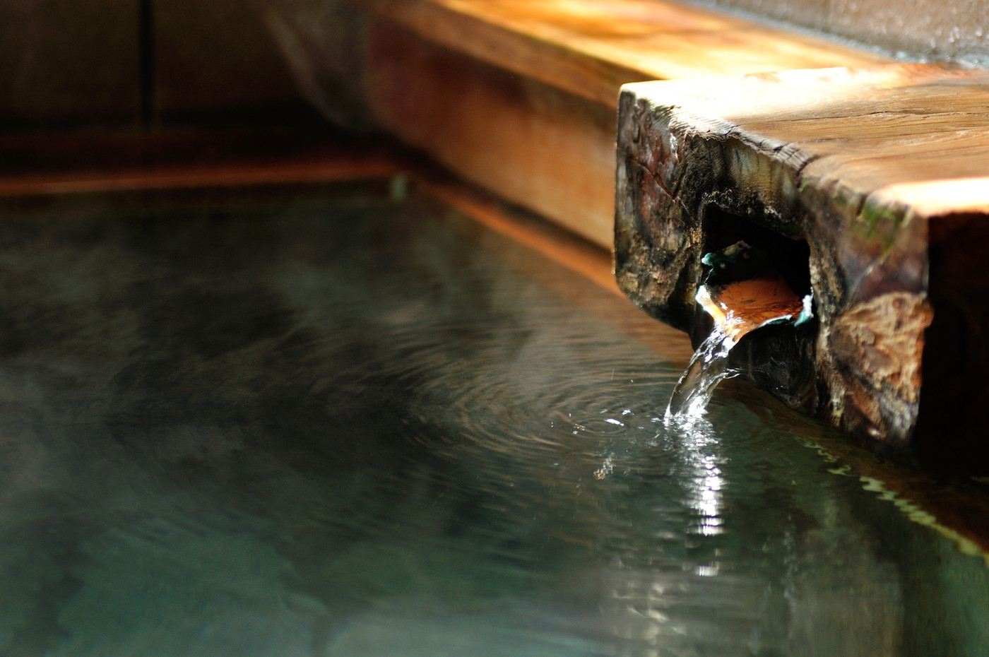 掛け流しの温泉イメージ｜湯口｜日本の旅館