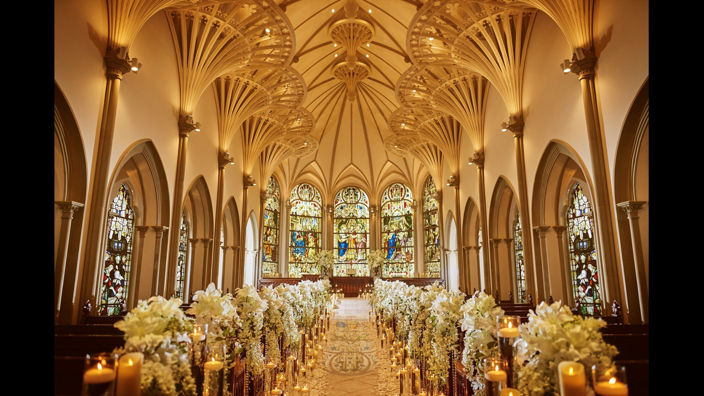 チャペルまたはレストランで伝える感動的なプロポーズ3417800