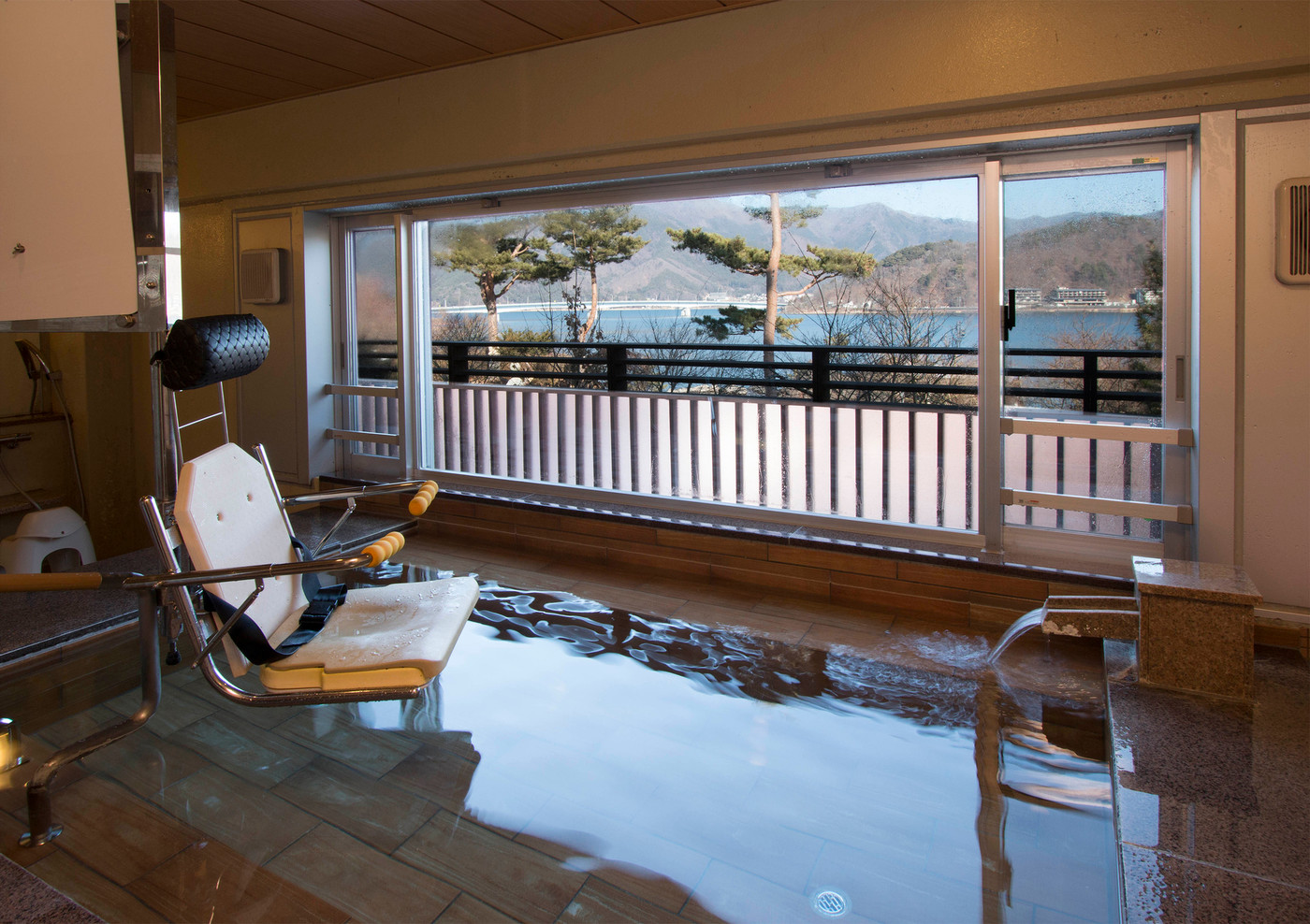 館内のいたるところから河口湖が望める3532995