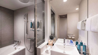 ルーム クイーンベッド 1 台 (Guest Room)