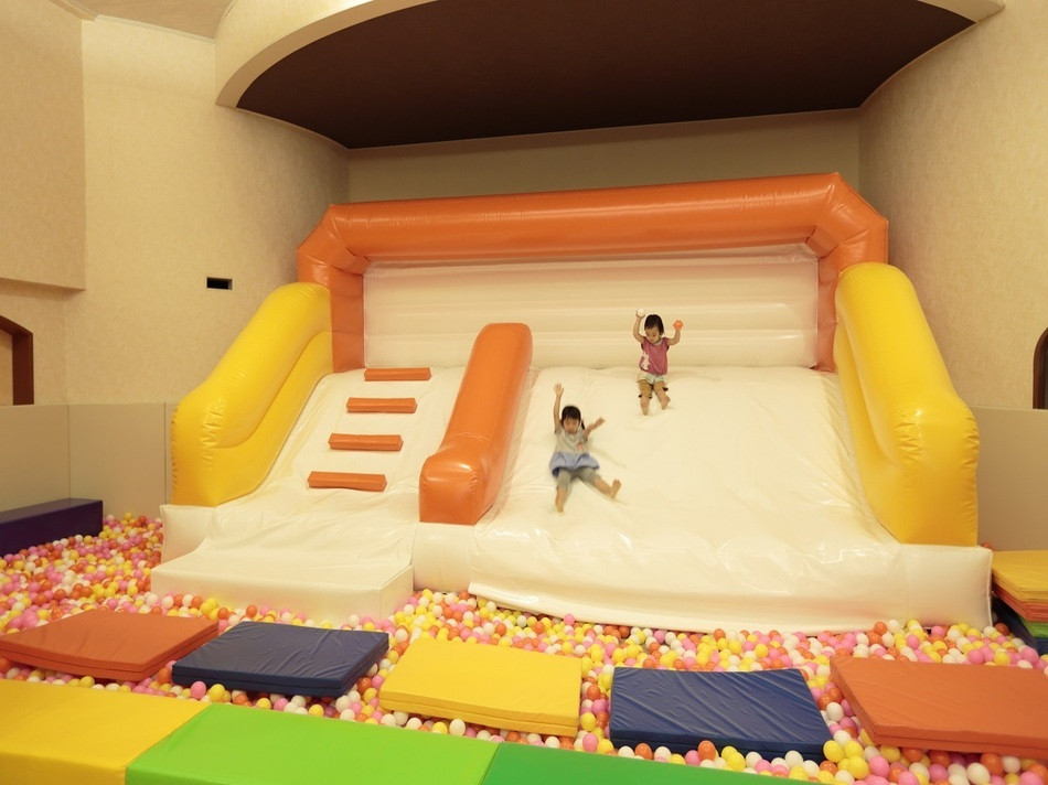 伊⾖エリア最⼤級の屋内キッズルーム！5つの無料貸切⾵呂が自慢4277841