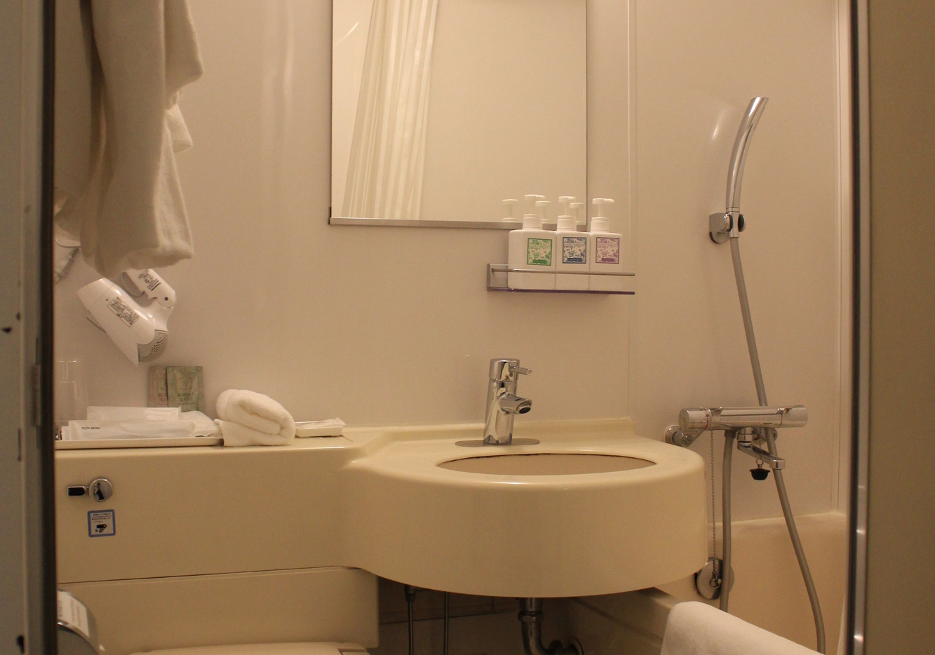 少し狭めで、古さを感じるユニットバス1997283