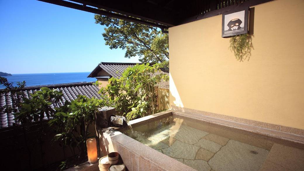 朝日をたっぷり浴びて
貸切風呂で朝の湯あみ / 1