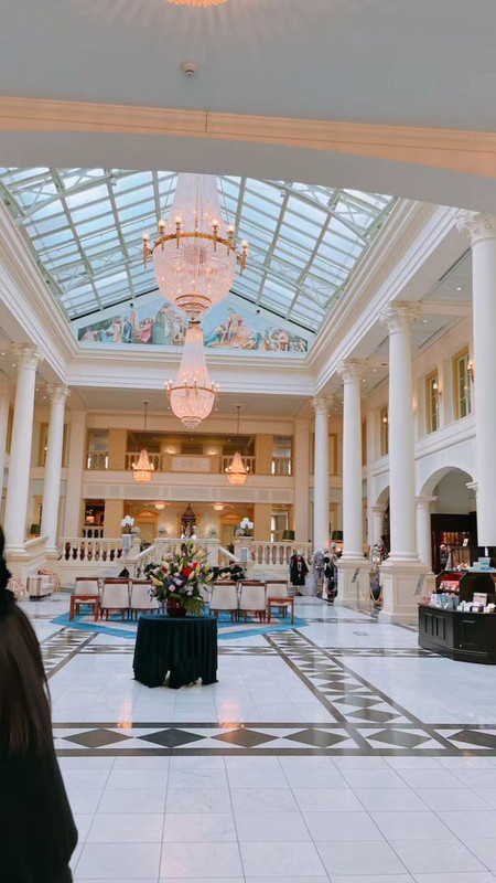 入り口から見たロビー