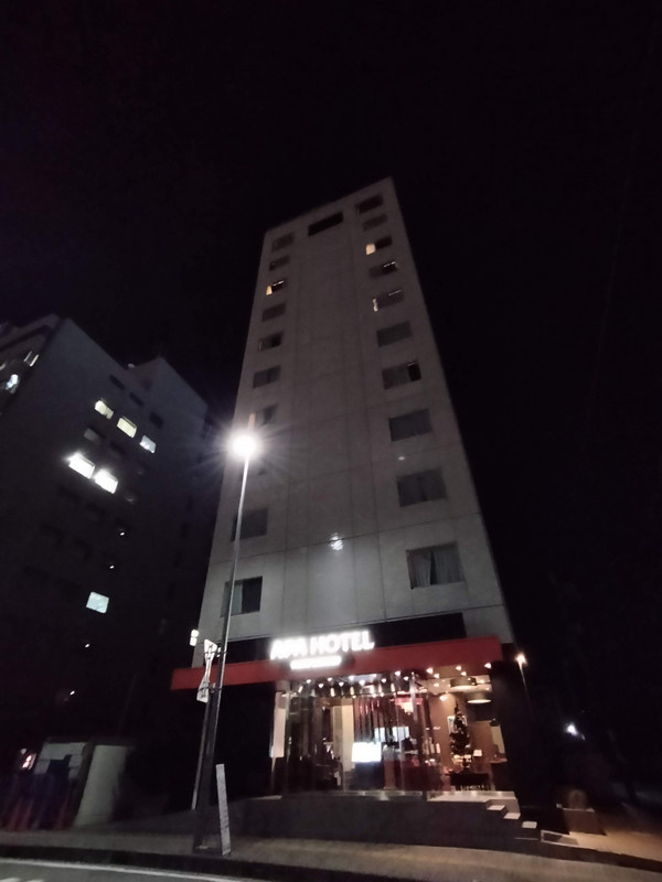 細長いホテルです