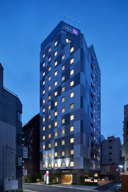 施設の正面 (日没後)