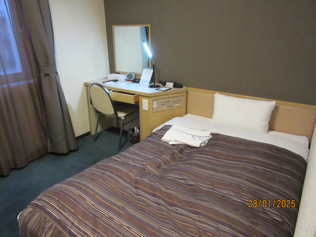 ベッドと机＝とても狭かった。