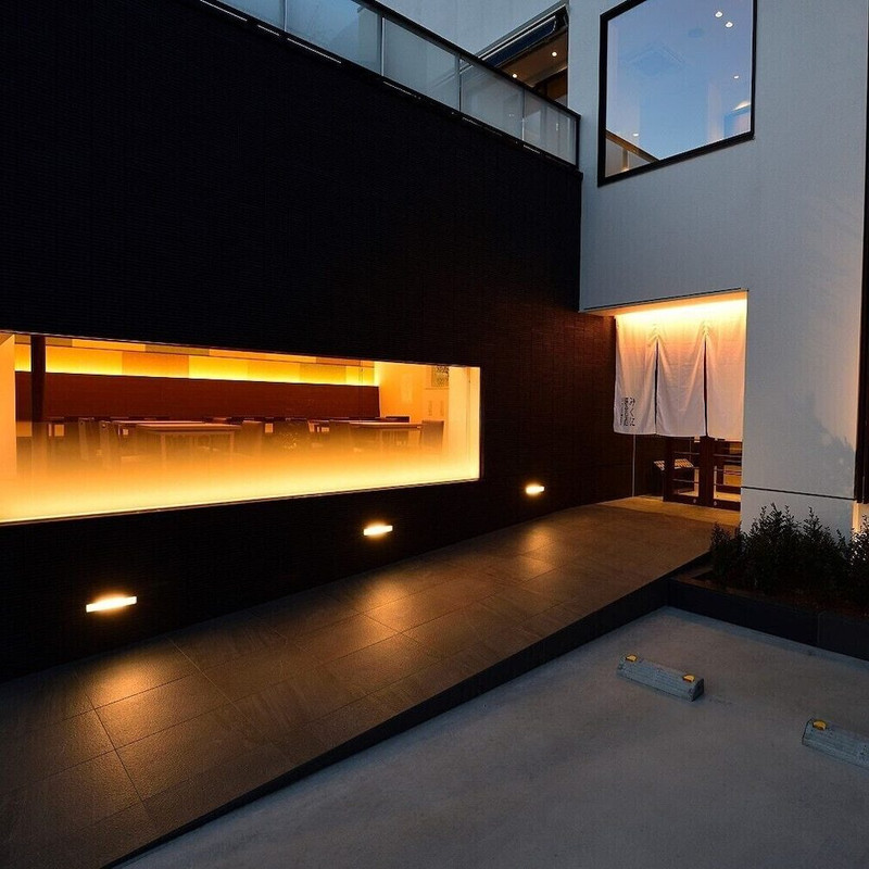 施設の正面 (日没後)