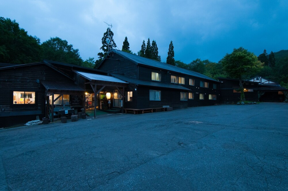 施設の正面 (日没後)