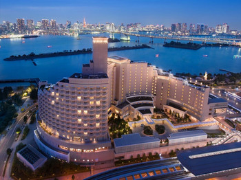 Romantic hotel overlooking the night view of Tokyo Bay3469039