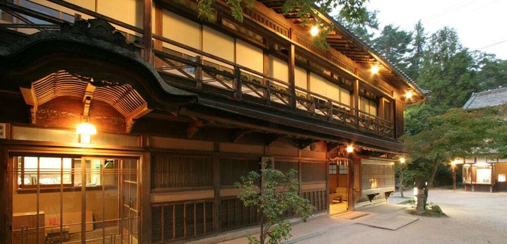 施設の正面 (日没後)