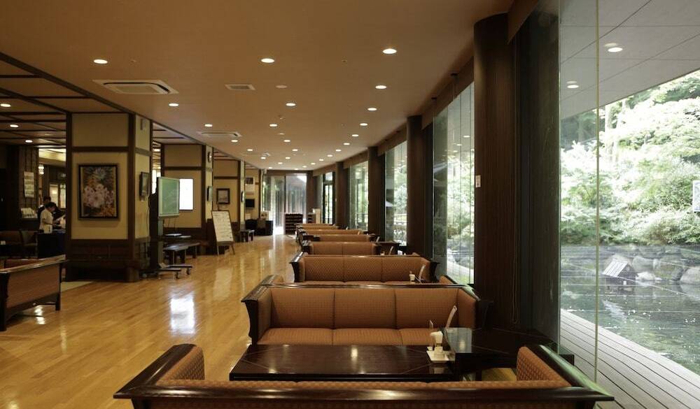 ロビーのソファ / 4