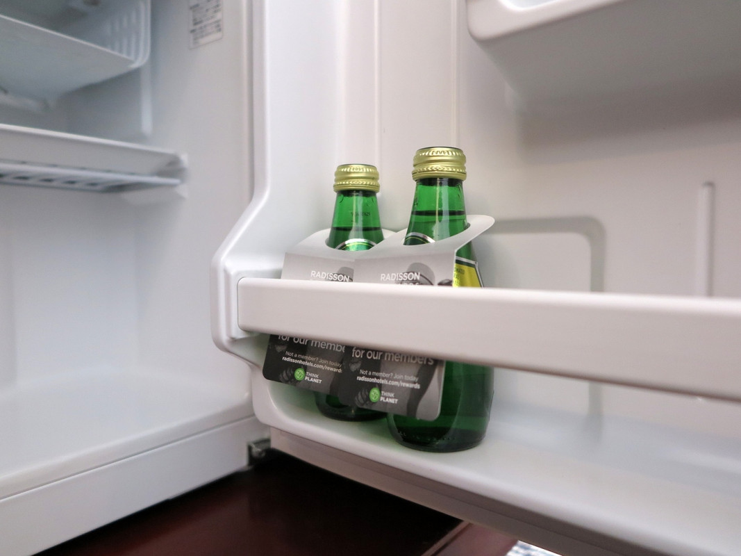 備え付けのボトルウォーターとは別にエビアン２本