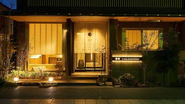 施設の正面 (日没後) / 2