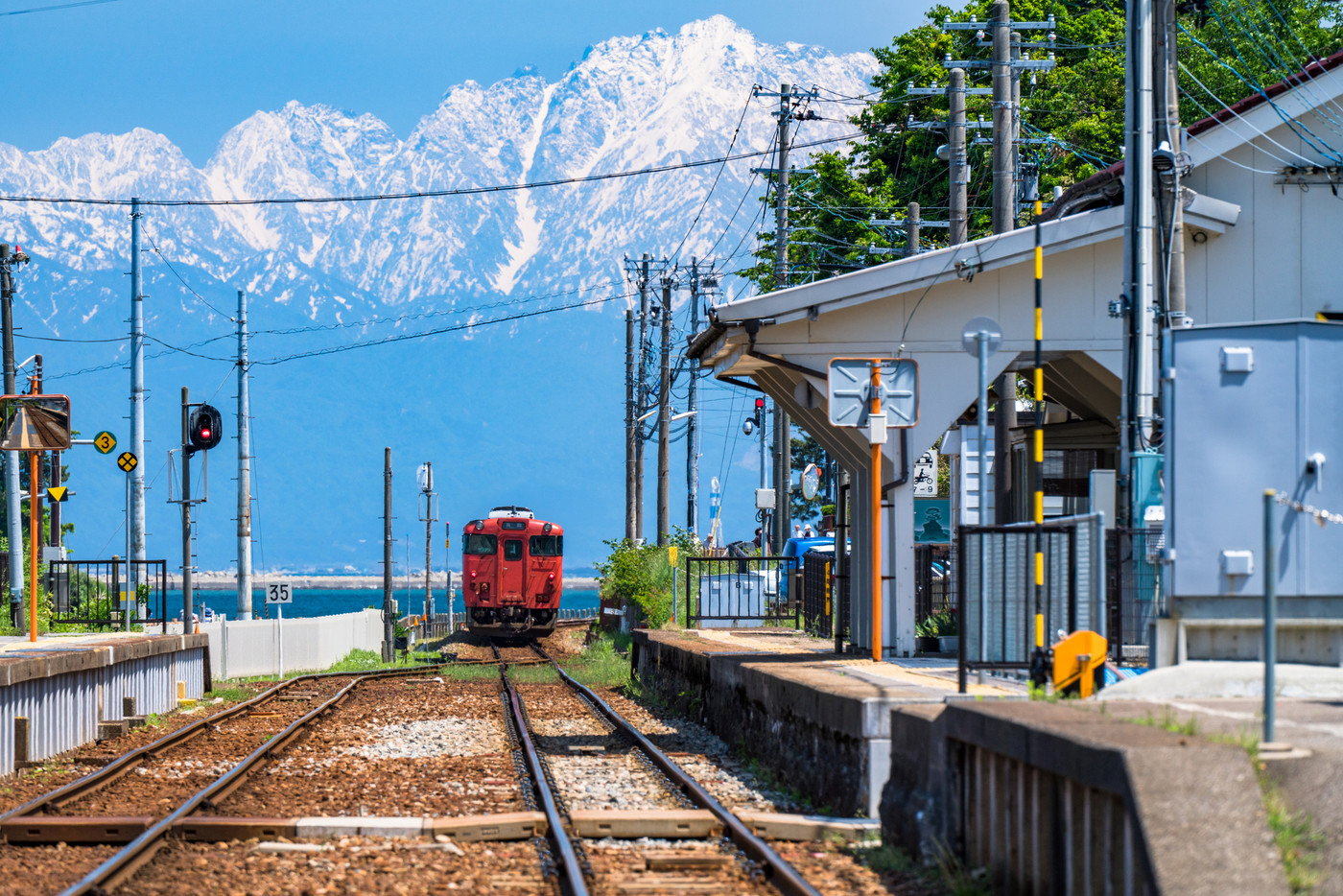 《富山県》雨晴駅・氷見線