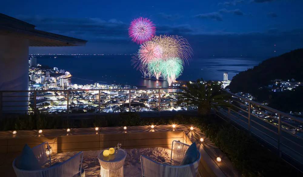 花火大会開催日のみ開放されるテラスの特別席は、事前予約の限定1組で特別な日にもおすすめ♪通常は自由に利用OKなので夜景やムーンロードを楽しんで。