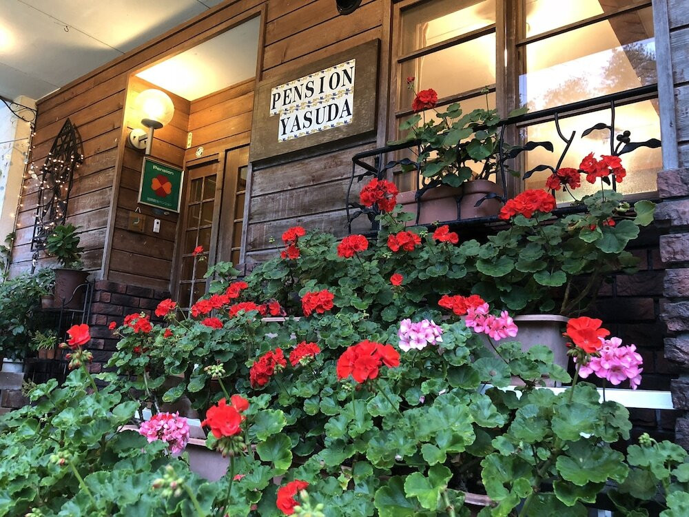 施設の正面 (日没後)