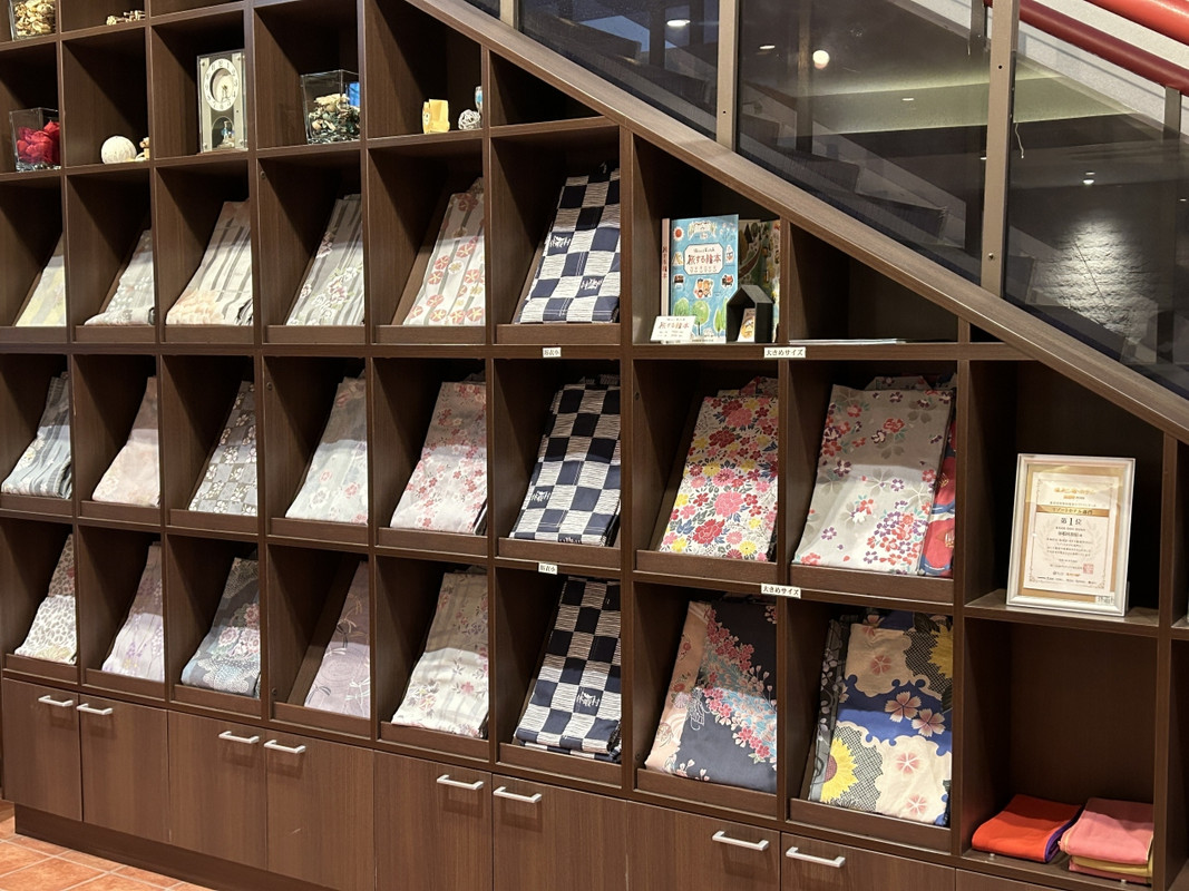 フロントの前には色柄浴衣が置いてあります