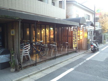 「BASSO ドリルマン」外観 578775 お洒落です。外で待つ場合でも椅子があります。