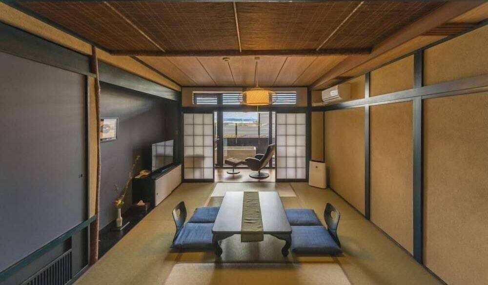 ゆったり時が流れる
寛ぎの客室へ / 1