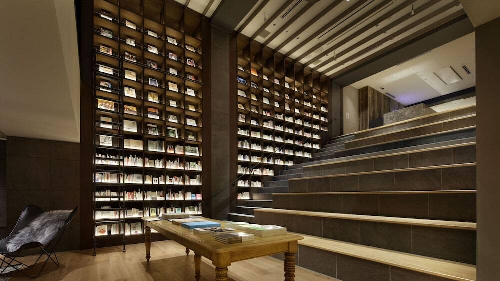 壁一面の本棚が圧巻！2,500冊以上の本を取り揃えた本屋併設のホテル3984441