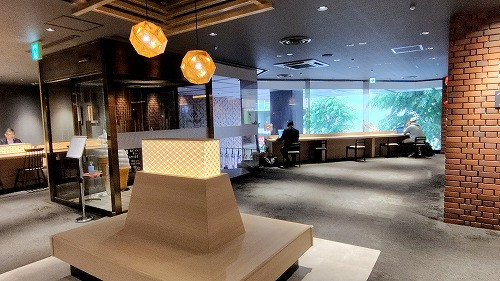 ラウンジには作業スペースも併設