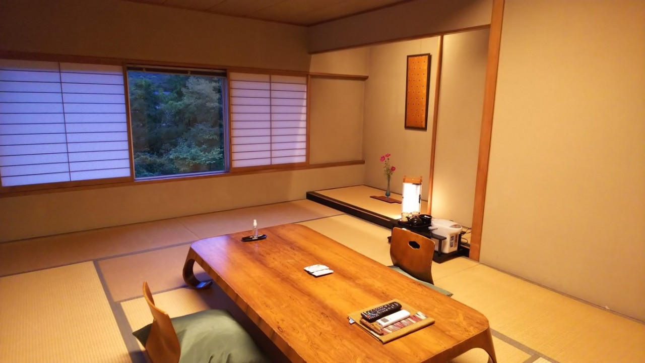 正面と左側が窓、いい眺めです。