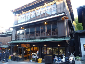 「川豊 本店」外観 11430 木造3階建て、風格感じます