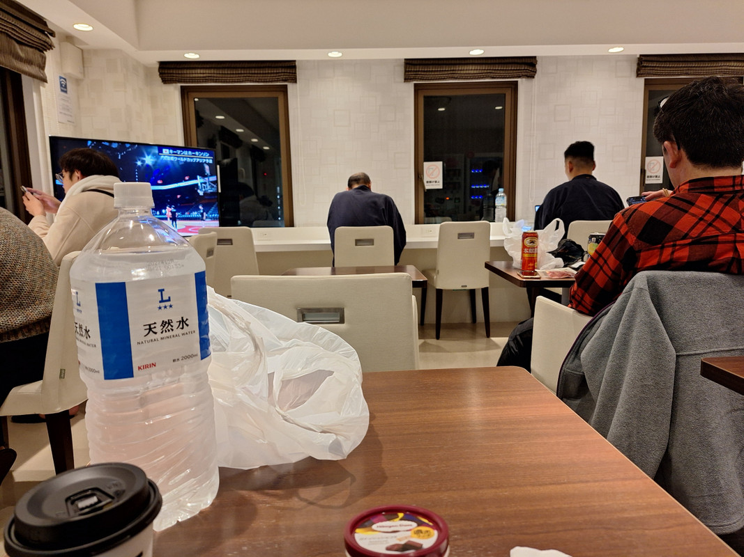 ラウンジでは食事をとることも可能。