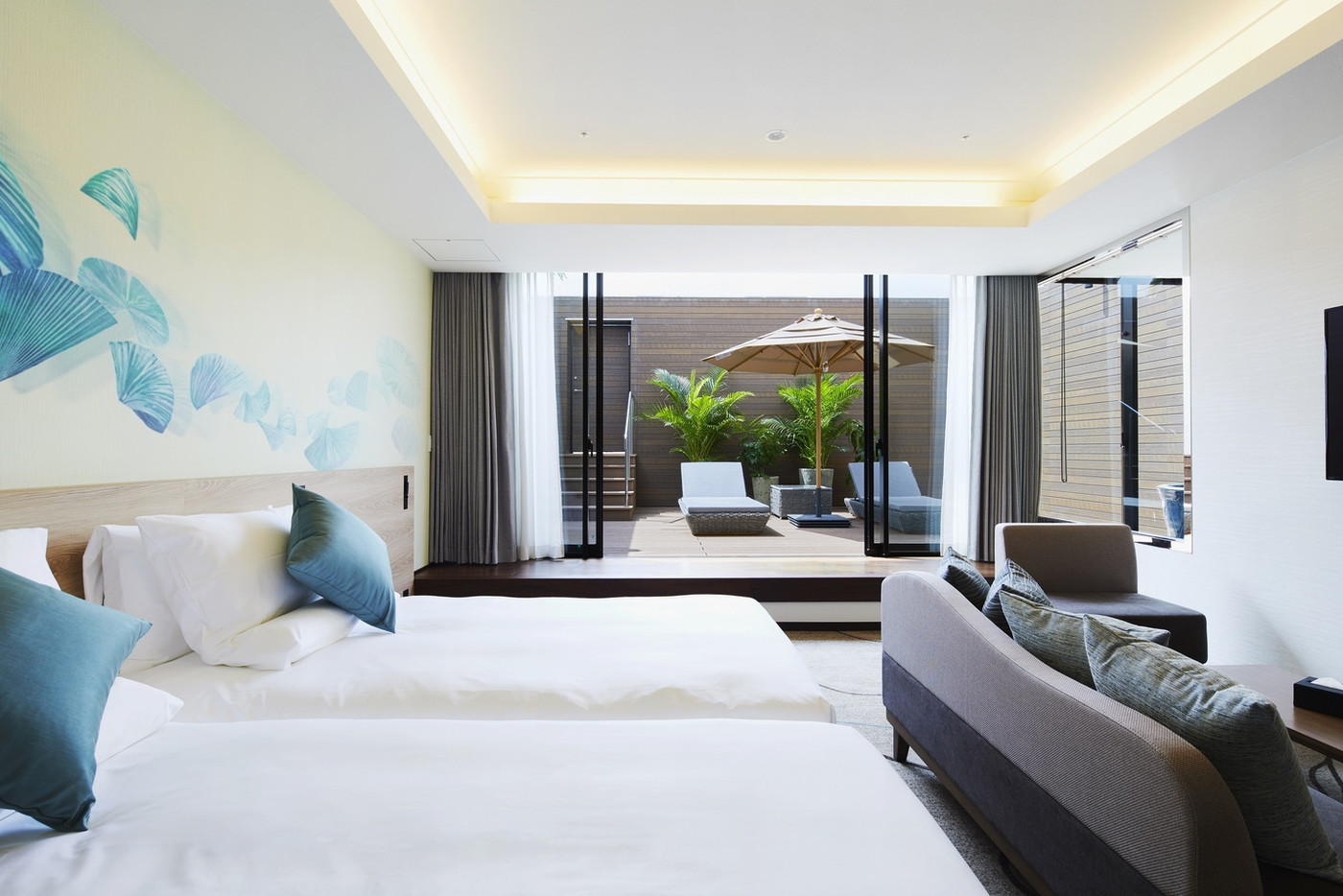 プールや客室、最上階ラウンジから沖縄市内を一望！3360229