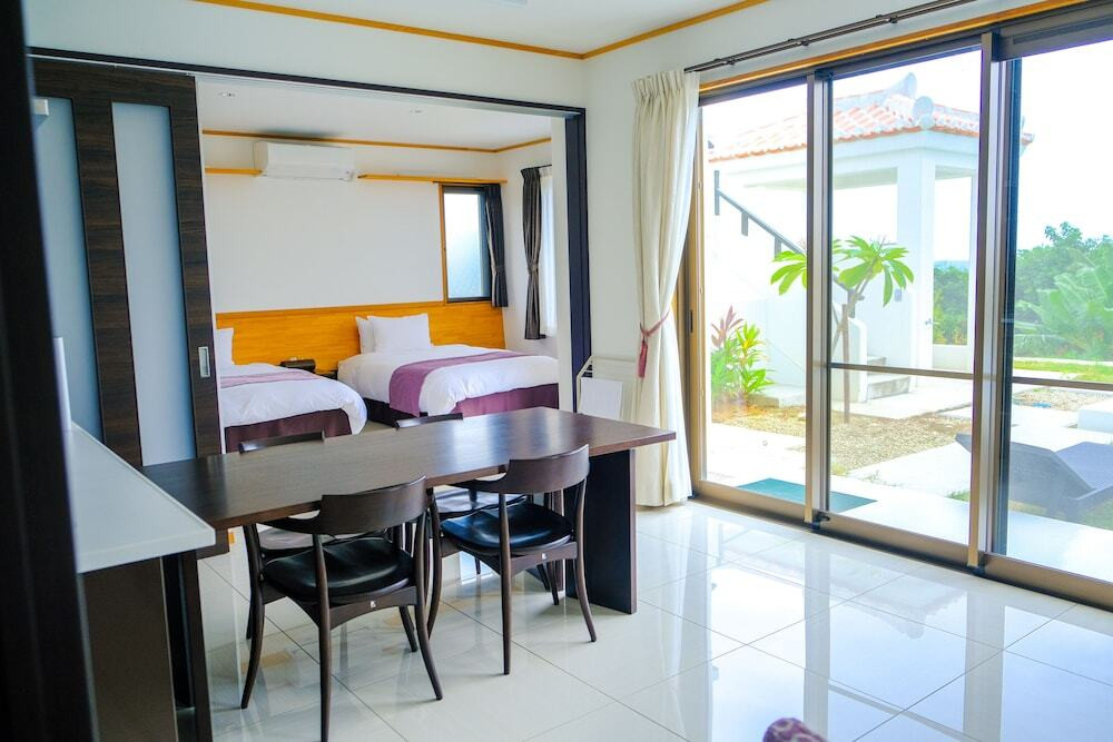 客室内のダイニングエリア