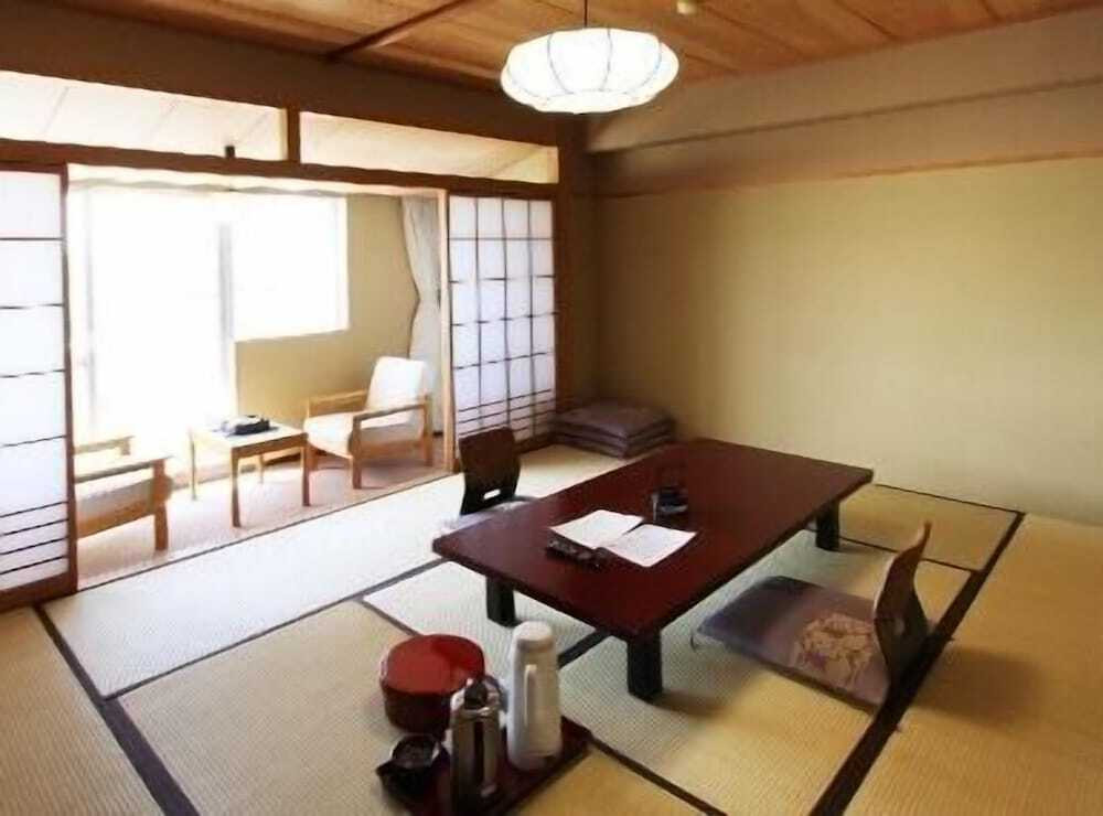 客室内のダイニングエリア