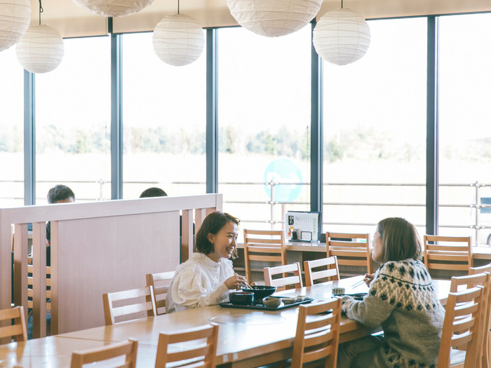 大きな窓から陽の光が降り注ぐ、開放感ある店内。晴れた日には美しい立山連峰がくっきり見えます