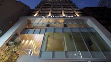 施設の正面 (日没後) / 1