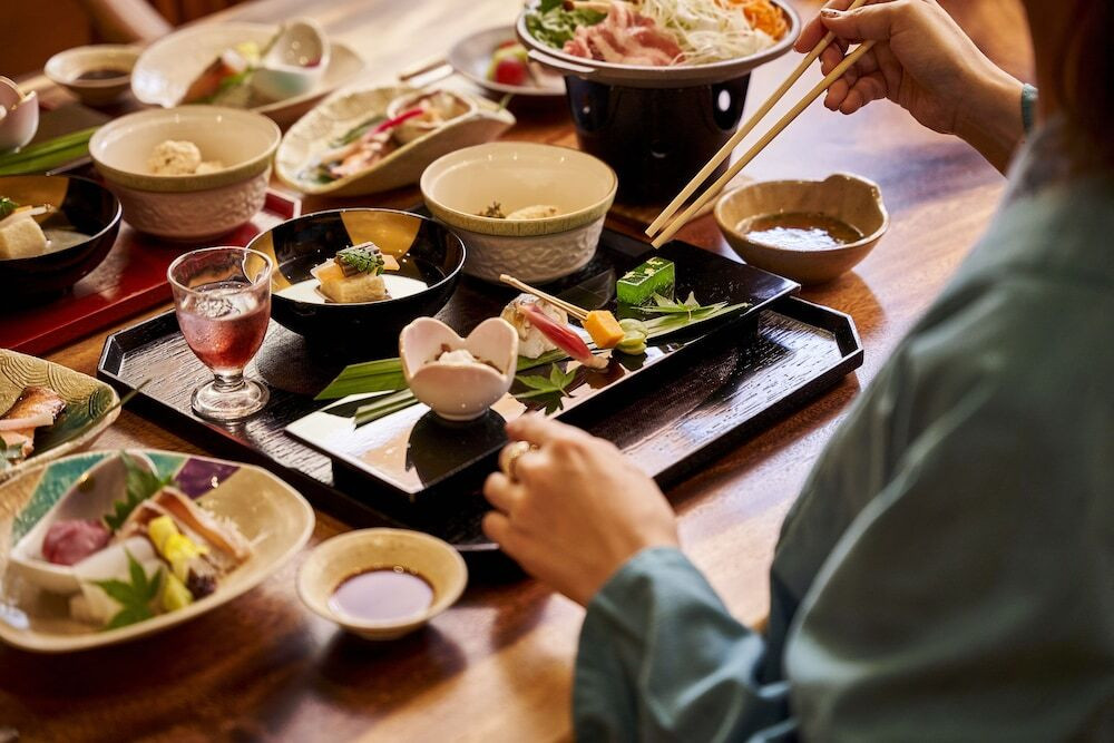 100%源泉かけ流しのお湯と渓流の絶景、里山料理をふたりで満喫3997362
