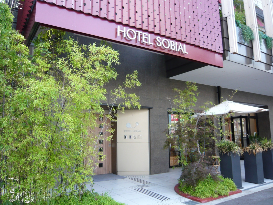 正面玄関は洒落てます～