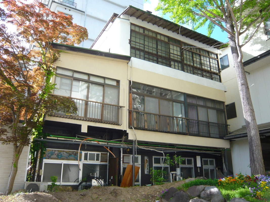 旧館の木造３階建て