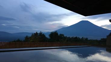 はなれの湯からみえる富士山 / 5