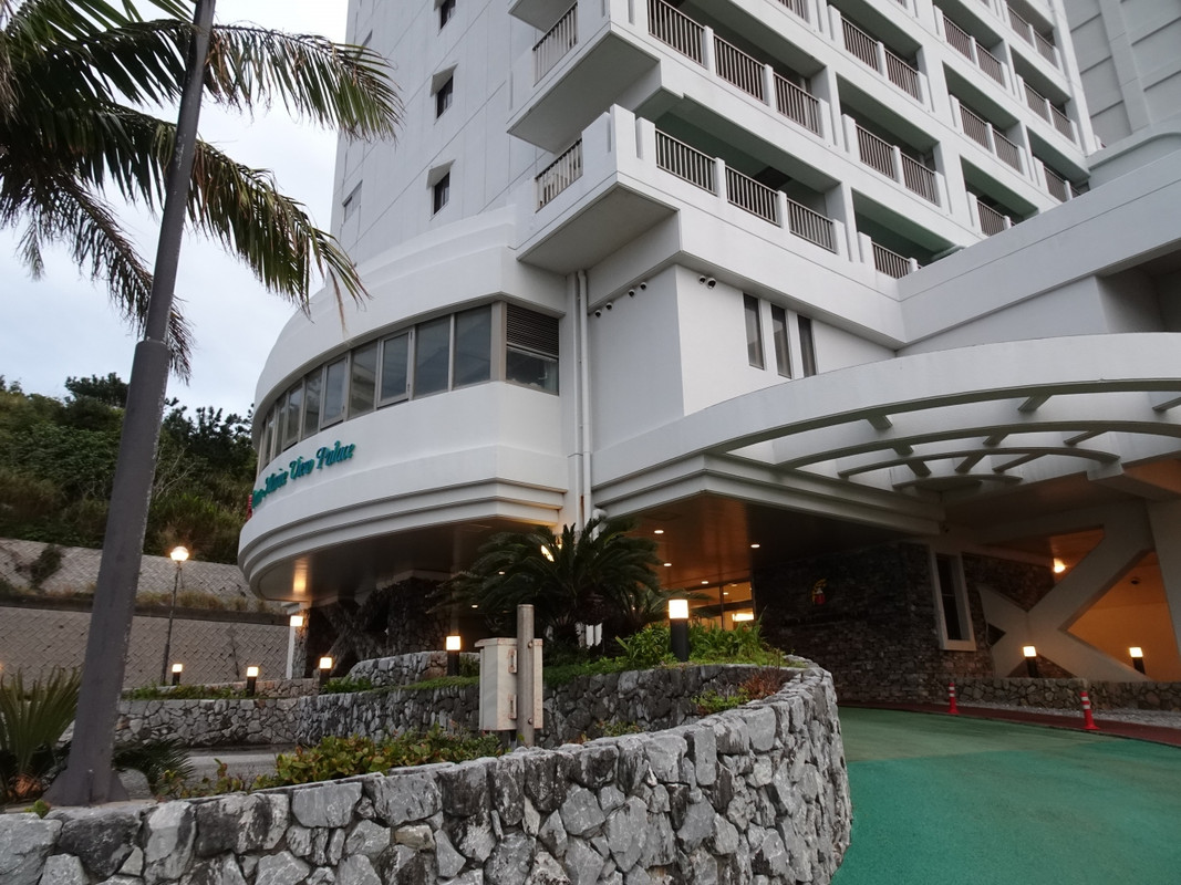 ホテル前の坂道はきつい