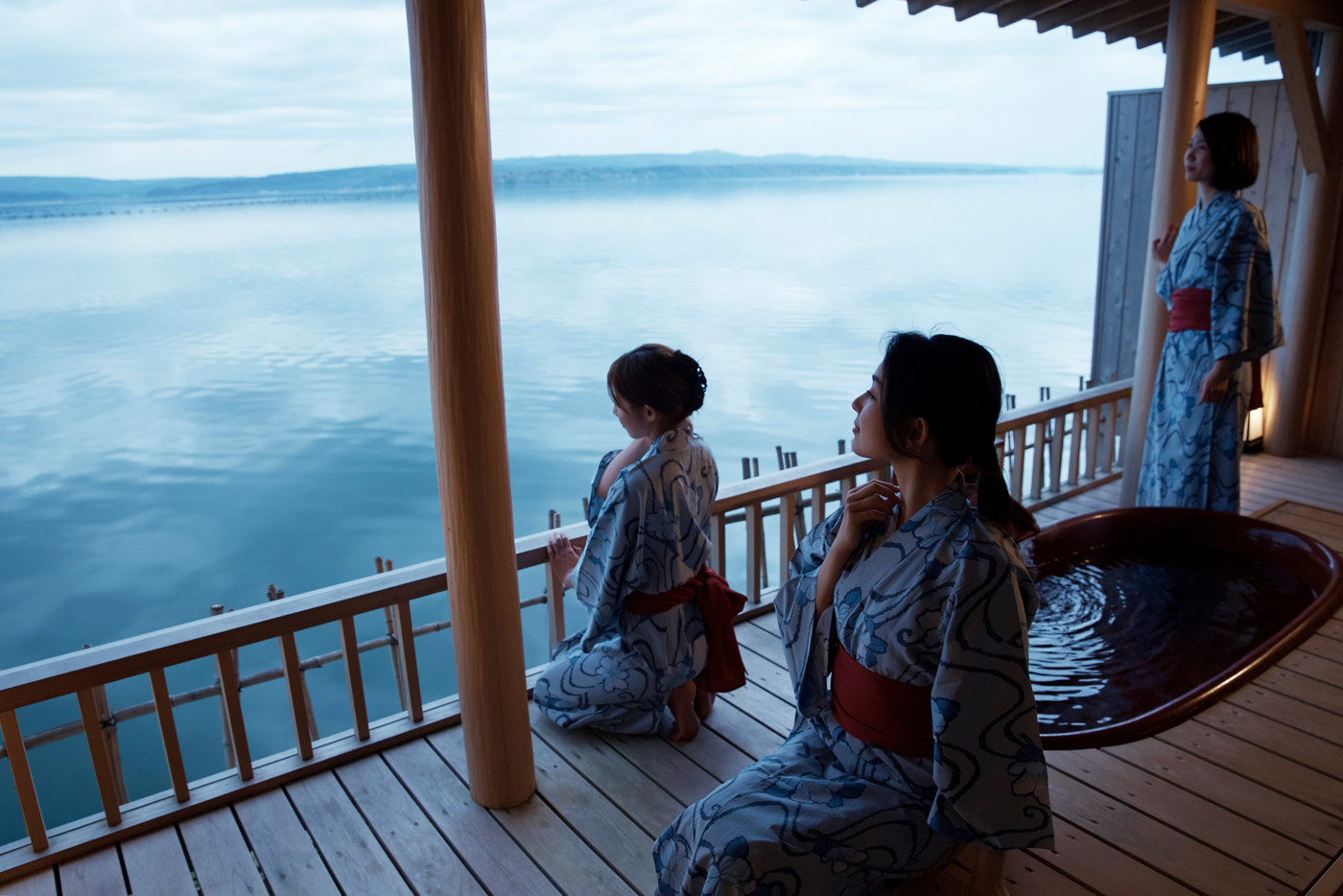 露天風呂 浴衣の女性達