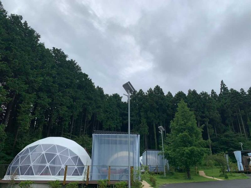 各テントには専用バス、トイレ、洗面所、ウッドデッキが併設されている。共用のバストイレが苦手、という方も安心 / 3