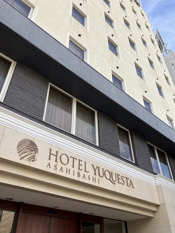 入口はモノレール沿いの大通りに面している…でも室内は静か