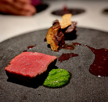 「箱根本箱」 料理 165915684 神奈川産の牛。奥はオデオ牛蒡。巨大です。金山寺味噌と天然クレソンのソース。牛蒡の上には、山葵漬けチップス。これが美味しくて、市販してほしい一品でした。